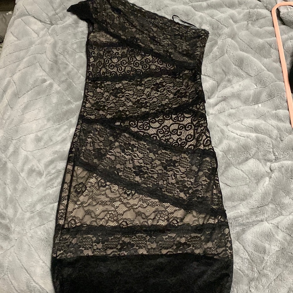 Lace one shoulder body con cocktail dress